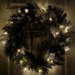 Samuel Alexander Warm White LED Snow Tipped Christmas Wreath Green 60cm - Size: 60 x 60 x 60cm - Wilko - thumbnail 6