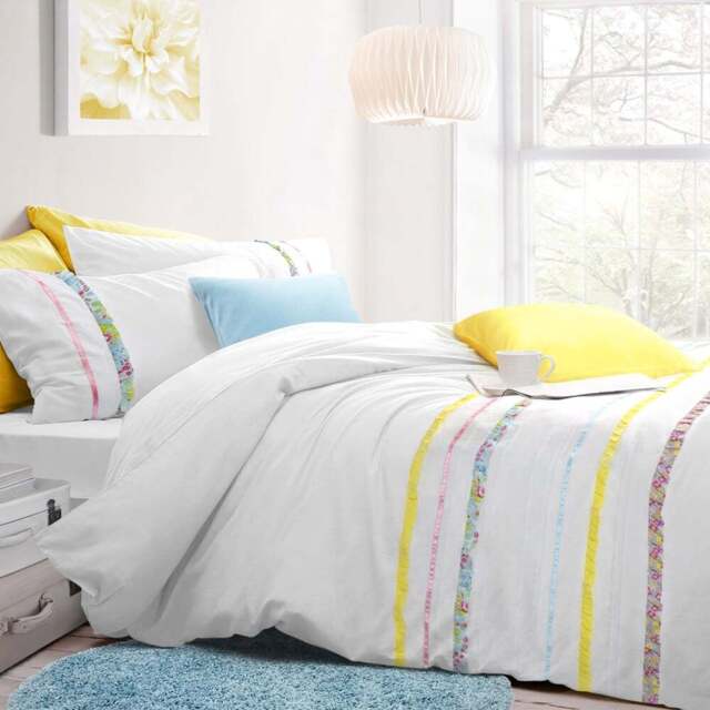 Intimates Floral King Size Ruffles Duvet Set - White - Wilko - image 1