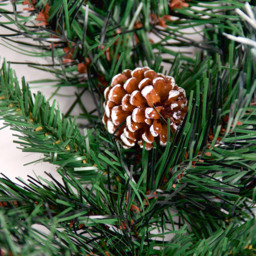 Best Artificial Frosted Deluxe Christmas Garland with Pine and Spruce Tips 180cm - Green - Wilko - thumbnail 7