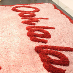 Mooky Mats Ooh La La Slogan Scallop Red and Pink Non Slip Bath Mat 50 x 80cm - Size: 50 x 80 x 1cm - Wilko - thumbnail 4