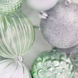 50-Piece Mistletoe Cottage Bauble Pack - Green - Wilko - thumbnail 3