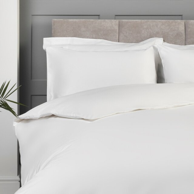 Divante Super King White Fitted Bed Sheet - Wilko - image 1