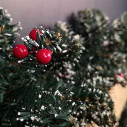Samuel Alexander Green Christmas Garland with Pine Cones and Red Berries 270cm - Size: 9ft - Wilko - thumbnail 4