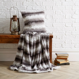 Bellissimo Grey Faux Fur Throw 130 x 180cm - Wilko - thumbnail 3