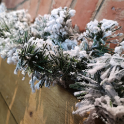 Samuel Alexander Luxury Green Snow Flocked Christmas Garland 270cm - Size: 270 x 270 x 25cm - Wilko - thumbnail 4