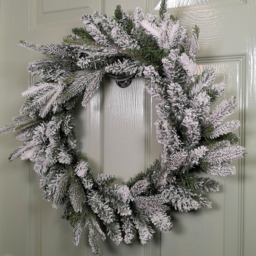 Samuel Alexander Snow Flocked Christmas Wreath Green 45cm - Size: 45 x 45 x 45cm - Wilko - thumbnail 6