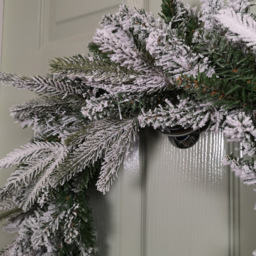 Samuel Alexander Snow Flocked Christmas Wreath Green 45cm - Size: 45 x 45 x 45cm - Wilko - thumbnail 4