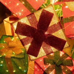 The Christmas Centre 544 White LED Pre-Lit Multicolour Light-Up Present Stack 6.2ft - Size: 192 x 92 x 92cm - Wilko - thumbnail 5