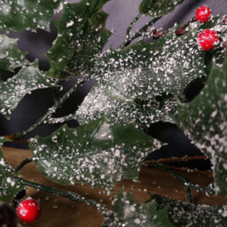 Samuel Alexander Frosted Green Holly Glitter Christmas Garland with Leaf and Berry 180cm - Size: 18cm - Wilko - thumbnail 7
