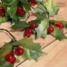 Samuel Alexander 40 Red LED Light Up Holly Christmas Garland with Red Berries 280cm - Size: 10 x 780 x 10cm - Wilko - thumbnail 6