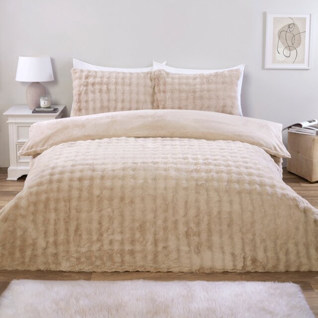 Aurora Soft Faux Fur Duvet Set Champagne Superking - Wilko - image 1