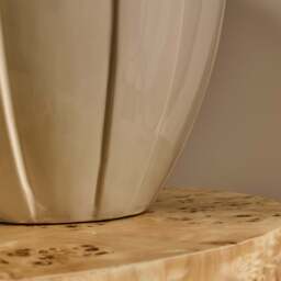 Orla - Beige Gloss Ceramic Scallop Shade Table Lamp - thumbnail 4