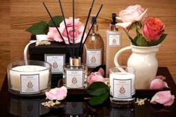 Luxury Single Wick Rose & Frankincense Candle - thumbnail 2