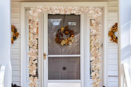 LED Maple Leaf Garland - Battery-Operated Pre-Lit Christmas Garland, 2.7m, Indoor/Outdoor Festive Decoration - thumbnail 4