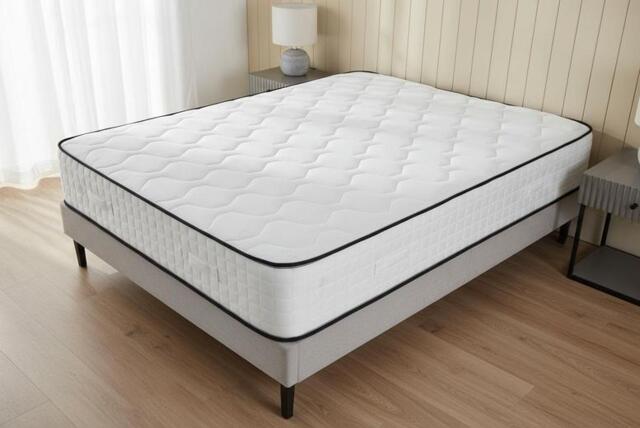 2000 Pocket Sprung Comfort Mattress with Orthopaedic Memory Foam Layer - image 1