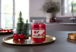 Cherries on Snow Candle Original Large Jar Candle Yankee Candle, Red, 10.7cm x 16.8cm - Fruity - thumbnail 3
