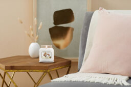 Soft Blanket Candle Original Medium Jar Candle Yankee Candle, White, 10.7cm x 12.7cm - Fresh & Clean - thumbnail 9