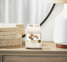 Soft Blanket Candle Original Medium Jar Candle Yankee Candle, White, 10.7cm x 12.7cm - Fresh & Clean - thumbnail 5