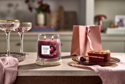 Black Cherry Candle Yankee Candle, Red - Fruity - thumbnail 4