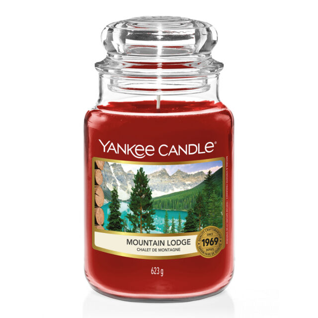 Mountain Lodge Candle Yankee Candle, Red, 10.7cm x 16.8cm - Woody - image 1