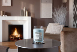 Snow Kissed Pine Candle Yankee Candle, White - Fresh & Clean - thumbnail 4