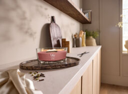 Silk & Spice Candle WoodWick, Red - Gourmand - thumbnail 4