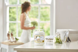 Wedding Day® Candle Original Large Jar Candle Yankee Candle, White, 10.7cm x 16.8cm - Floral - thumbnail 6