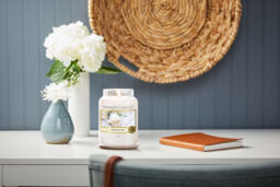 Wedding Day® Candle Original Large Jar Candle Yankee Candle, White, 10.7cm x 16.8cm - Floral - thumbnail 9
