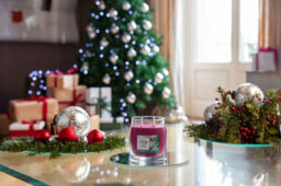 Sparkling Winterberry Candle Yankee Candle, Red - Fresh & Clean - thumbnail 4