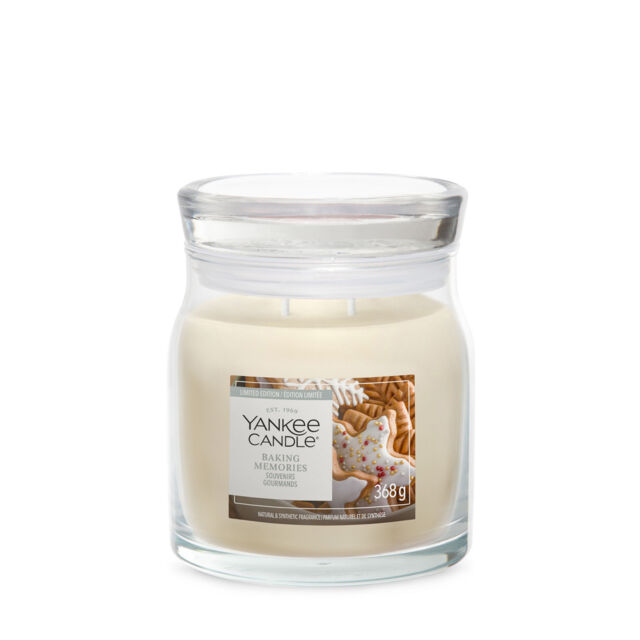 Baking Memories Candle Signature Medium Jar Candle Yankee Candle, White - Sweet & Spicy - image 1