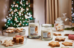 Baking Memories Candle Signature Medium Jar Candle Yankee Candle, White - Sweet & Spicy - thumbnail 5
