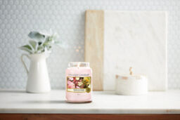 Fresh Cut Roses Candle Original Large Jar Candle Yankee Candle, Pink, 10.7cm x 16.8cm - Floral - thumbnail 5