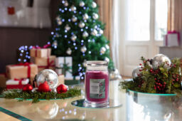 Sparkling Winterberry Candle Yankee Candle, Red - Fresh & Clean - thumbnail 4