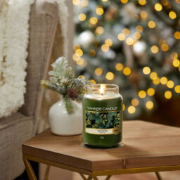 Mistletoe Candle Yankee Candle, Green, 10.7cm x 16.8cm - Woody - thumbnail 4