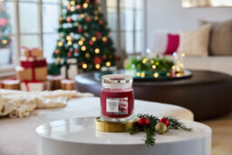 Christmas Eve Candle Yankee Candle, Red - Sweet & Spicy - thumbnail 4