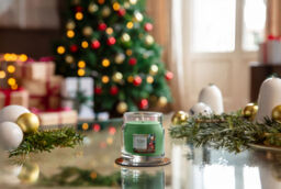 Shimmering Christmas Tree Candle Yankee Candle, Green - Woody - thumbnail 4