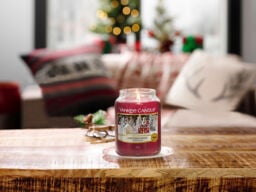 Christmas Magic Candle Original Large Jar Candle Yankee Candle, Red, 10.7cm x 16.8cm - Sweet & Spicy - thumbnail 4