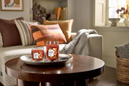 Sugared Cinnamon Apple Candle Yankee Candle, Red - Fruity - thumbnail 4