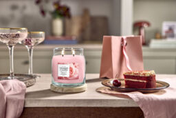 Fresh Cut Roses Candle Yankee Candle, Pink - Floral - thumbnail 4