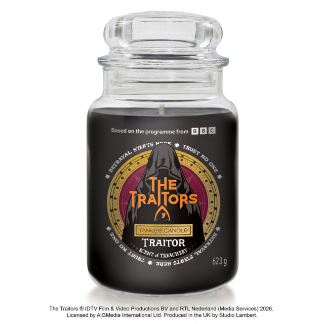 The Traitors: Traitor Candle Original Large Jar Candle Yankee Candle, White, 10.7cm x 16.8cm - Woody - image 1