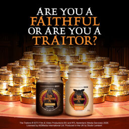 The Traitors: Traitor Candle Original Large Jar Candle Yankee Candle, White, 10.7cm x 16.8cm - Woody - thumbnail 8