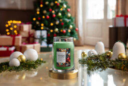 Shimmering Christmas Tree Candle Yankee Candle, Green - Woody - thumbnail 4