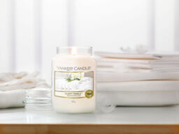 Fluffy Towels™ Candle Original Large Jar Candle Yankee Candle, White, 10.7cm x 16.8cm - Fresh & Clean - thumbnail 5