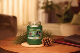 Balsam & Cedar Candle Yankee Candle, Green, 10.7cm x 16.8cm - Woody - thumbnail 4