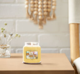 Vanilla Cupcake Candle Original Medium Jar Candle Yankee Candle, Yellow, 10.7cm x 12.7cm - Sweet & Spicy - thumbnail 5
