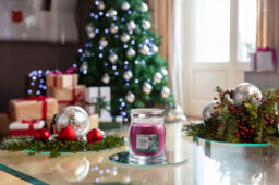 Sparkling Winterberry Candle Yankee Candle, Red - Fresh & Clean - thumbnail 4