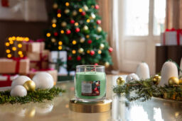 Shimmering Christmas Tree Candle Yankee Candle, Green - Woody - thumbnail 4