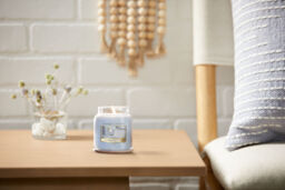 A Calm & Quiet Place Candle Original Medium Jar Candle Yankee Candle, Blue, 10.7cm x 12.7cm - Floral - thumbnail 4