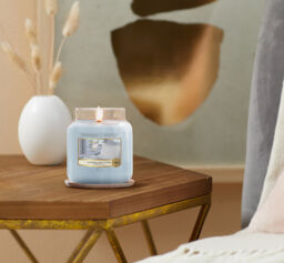 A Calm & Quiet Place Candle Original Medium Jar Candle Yankee Candle, Blue, 10.7cm x 12.7cm - Floral - thumbnail 5