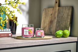 Iced Berry Lemonade Candle Yankee Candle, Pink - Citrus - thumbnail 4
